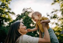 چگونه اضطراب جدایی کودک از مادر را کاهش دهیم؟ 12 ترفند