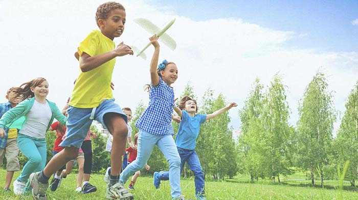 کودکان در حال بازی در فضای سبز 