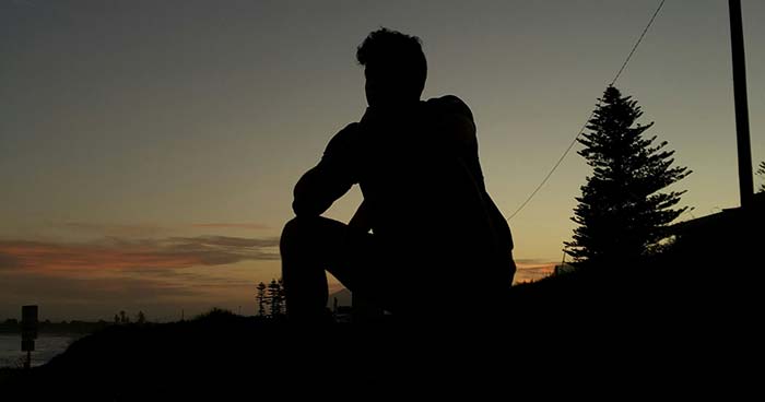 مرد تنها در شب