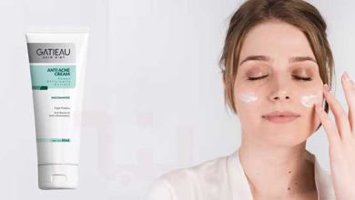 دختری در حال استفاده از پماد نوروژن