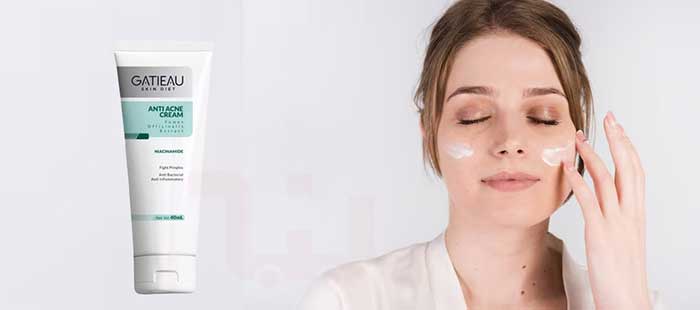 دختری در حال استفاده از پماد نوروژن