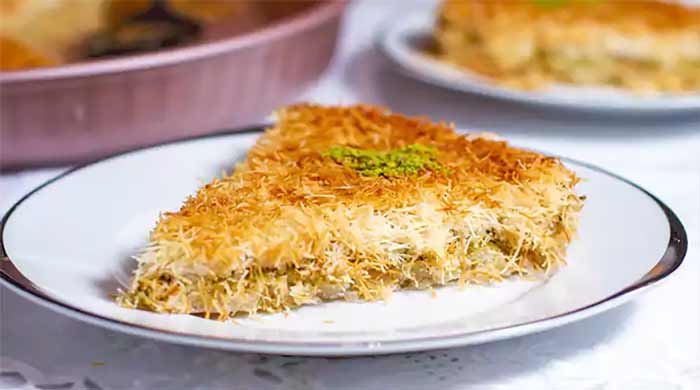 4 دستور تهیه باقلوا با رشته کادایف و شیر عسلی