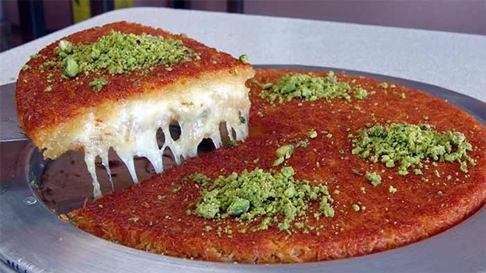 کنافه ماهیتابه‌ای با شیر عسلی و لایه خامه