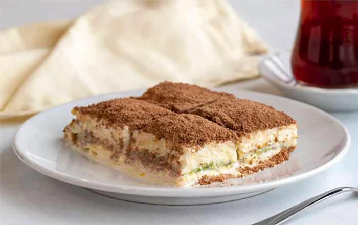 کادایف قالبی لایه‌دار با شیر عسلی و گردو