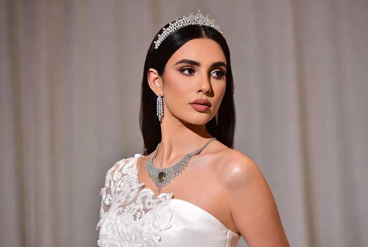 اکسسوریهای بالاتنه (جواهرات و تاج) را برجسته کنید