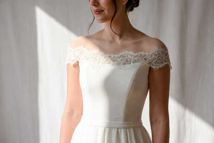 یقه قایقی (Bateau) و آف شولدر (Off-Shoulder) برای پهنتر نشان دادن شانهها