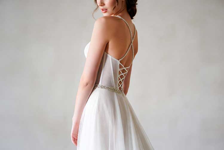 تاکید حداکثری بر کمر باریک با کمربند و کرست