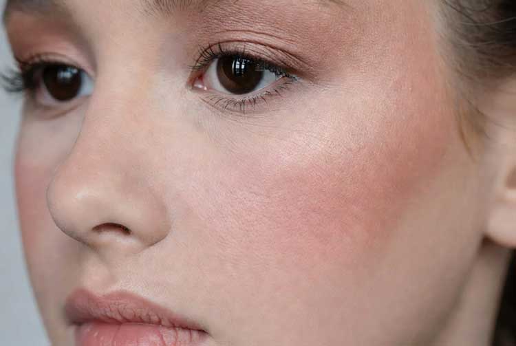 شادابی گونه‌ها با رژگونه کرمی