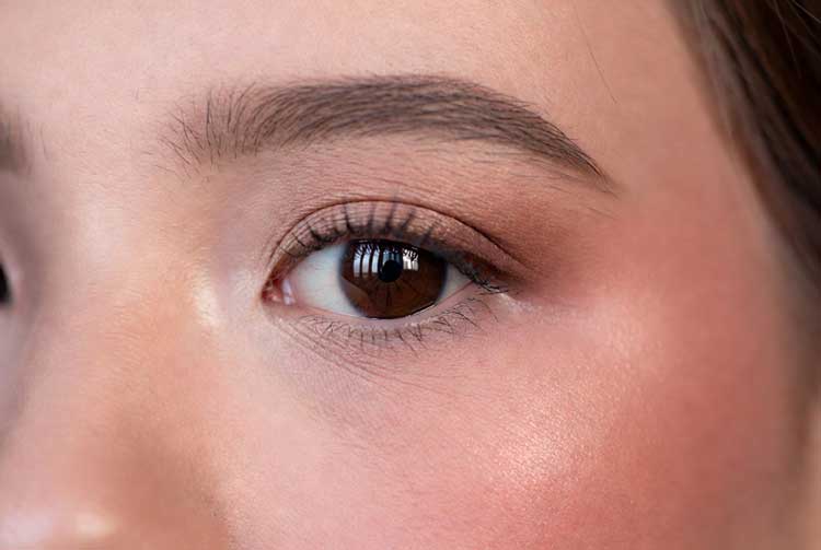 آرایش چشم‌های درخشان و طبیعی