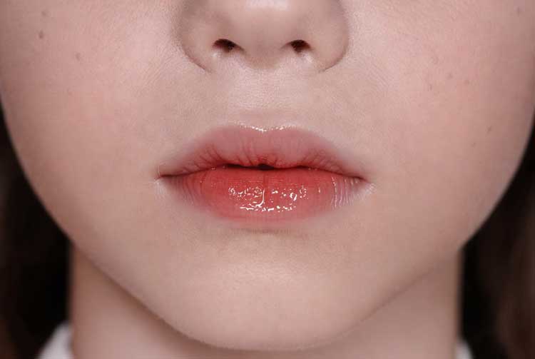 لب‌های آبرسانی شده و براق