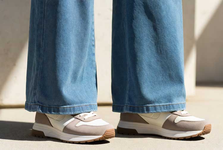 کتانی‌ها و کفش‌های اسپرت: راحتی با چاشنی ترند