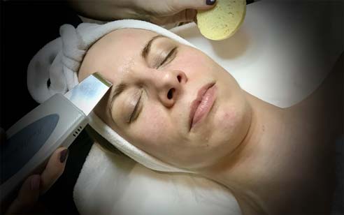 پاکسازی پوست هیدرودرم (Hydrodermabrasion): انقلاب آبرسانی