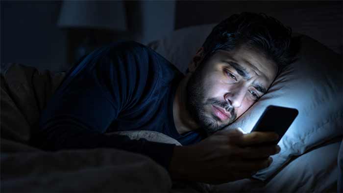 حفظ سلامتی کار با گوشی موقع خواب